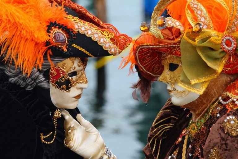 venice_carnival_-_masked_lovers_2010.jpg